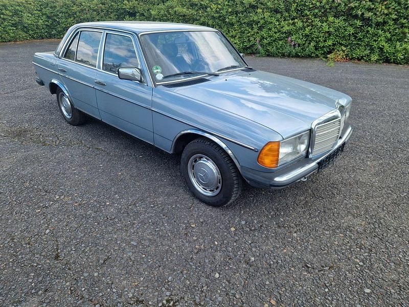 Gebraucht Mercedes 200 109 PS (80 kW) 1983 930 silberblau Limousine