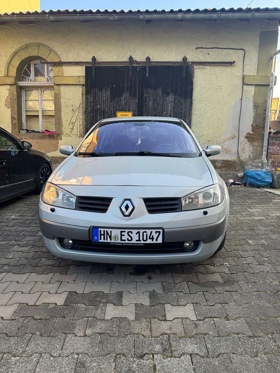 Grau Gebraucht 2003 Renault Mégane II Limousine | 1.999 € (Fairer Preis) - Bild 1/4