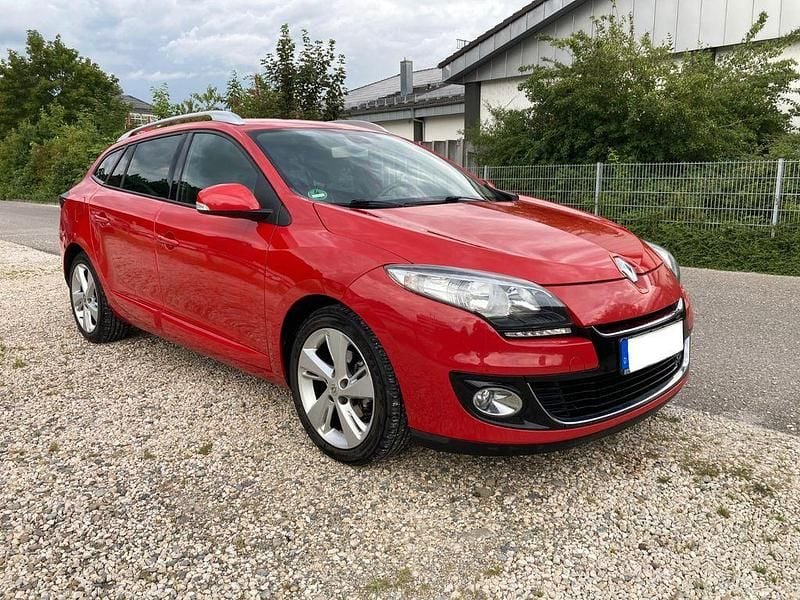 Rot Gebraucht 2013 Renault Mégane III Dynamique Limousine | 3.300 € (Guter Preis) - Bild 1/4