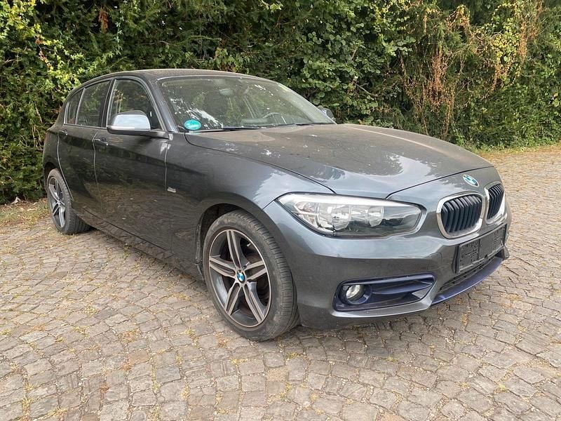 Grau Gebraucht 2016 BMW 118 Sport Line Kleinwagen | 9.000 € (Superpreis) - Bild 1/4