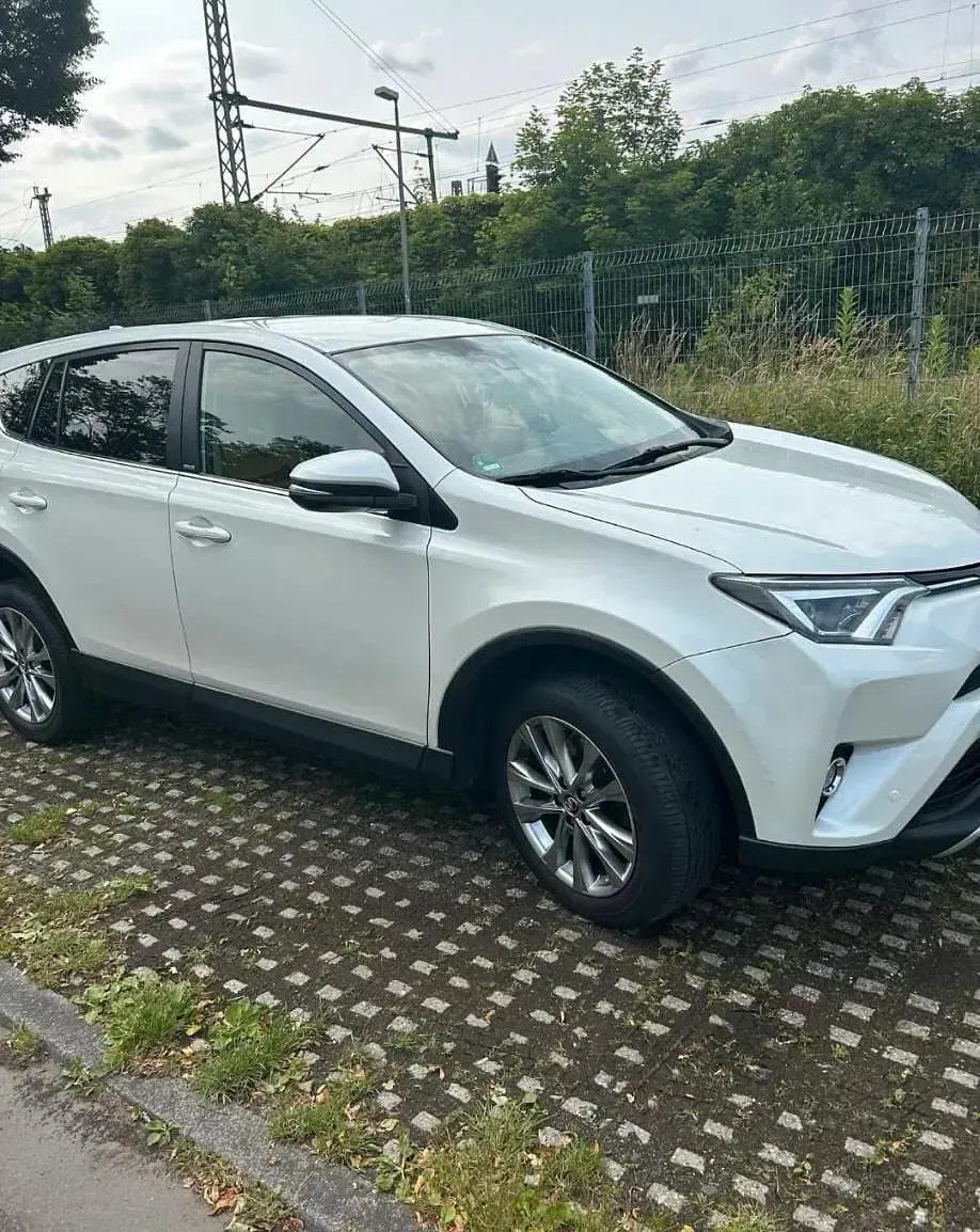 Gebraucht Toyota RAV4 143 PS (105 kW) 2016 Andere farben SUV