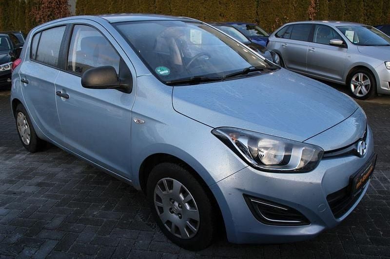 Gebraucht Hyundai i20 Edition 86 PS (63 kW) 2013 Blau Limousine