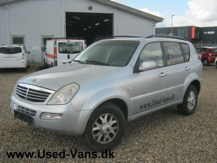 Silber Gebraucht 2005 Ssangyong (KGM) Rexton SUV | 2.450 € - Bild 1/4