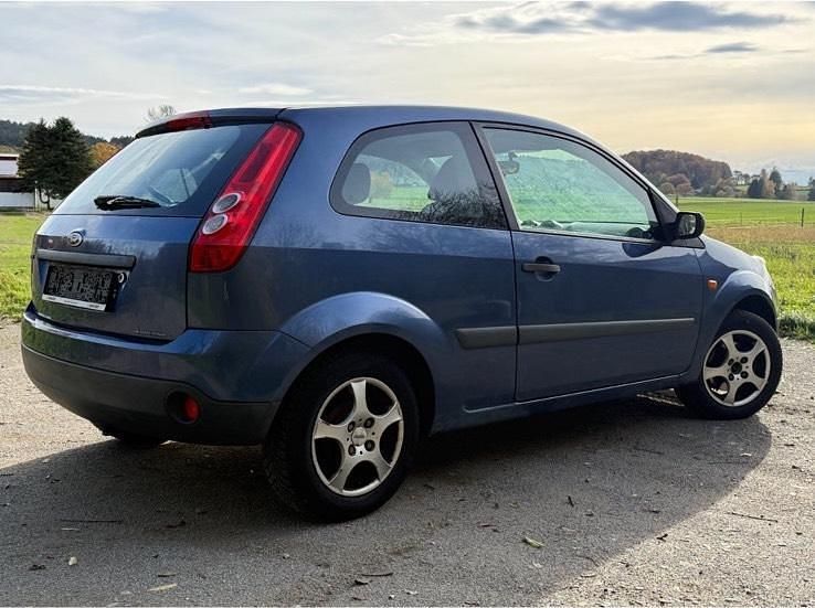 Gebraucht Ford Fiesta 69 PS (50 kW) 2005 Blau Kleinwagen