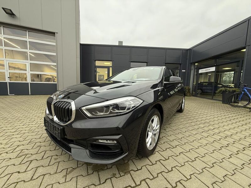 Saphirschwarzmet. Gebraucht 2020 BMW 118 Sport Line Kleinwagen | 21.990 € (Fairer Preis) - Bild 1/4