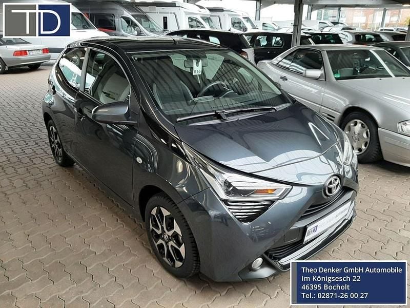 Grau Gebraucht 2019 Toyota Aygo X-play Kleinwagen | 9.900 € (Fairer Preis) - Bild 1/4
