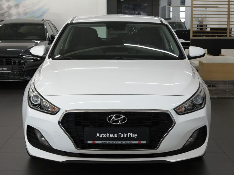 Gebraucht Hyundai i30 Pure 99 PS (72 kW) 2018 Polar white / sol Limousine