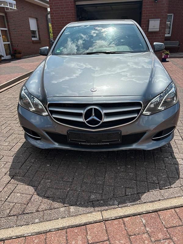 Grau Gebraucht 2017 Mercedes E250 Limousine | 24.000 € (Fairer Preis) - Bild 1/4