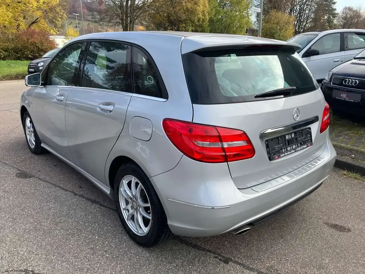 Gebraucht Mercedes B180 122 PS (89 kW) 2011 Silber Kleinwagen
