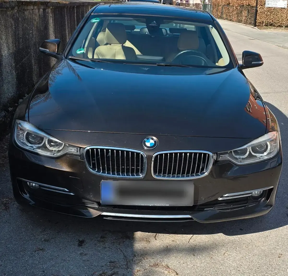 Second-hand BMW 320 Luxury Line 184 CP (135 kW) 2012 Maro Berlinǎ