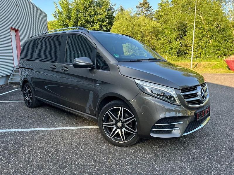 Grau Gebraucht 2017 Mercedes V250 Avantgarde Van / Kleinbus | 35.650 € (Guter Preis) - Bild 1/4