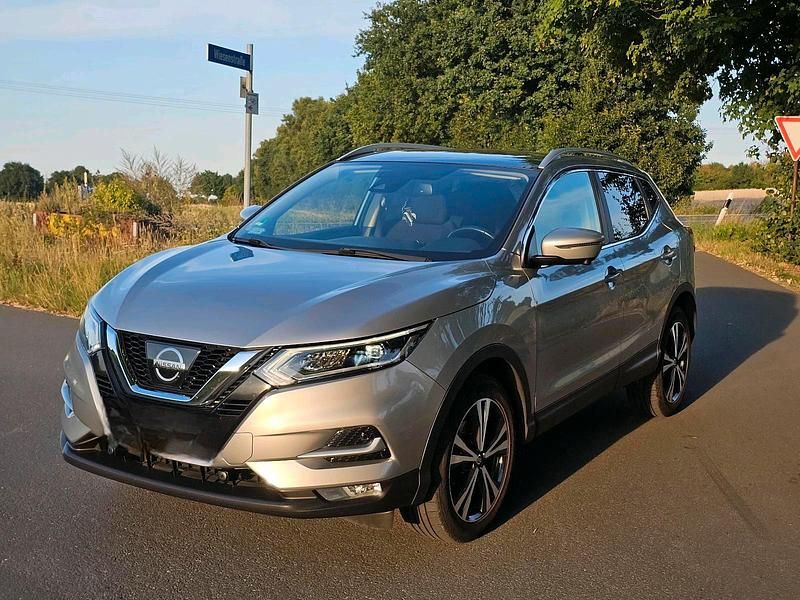 Grau Gebraucht 2017 Nissan Qashqai SUV | 14.800 € (Fairer Preis) - Bild 1/4