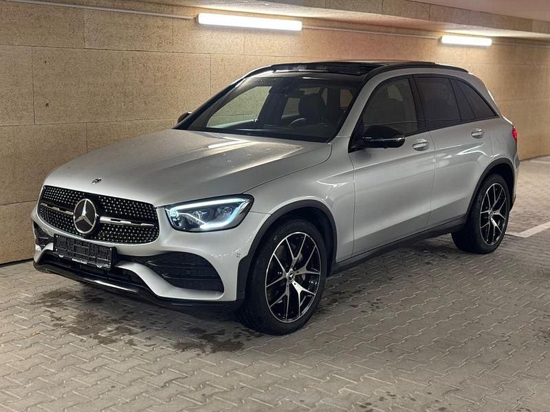 Iridiumsilber metalliclack Gebraucht 2020 Mercedes GLC300 AMG SUV | 35.390 € (Fairer Preis) - Bild 1/4