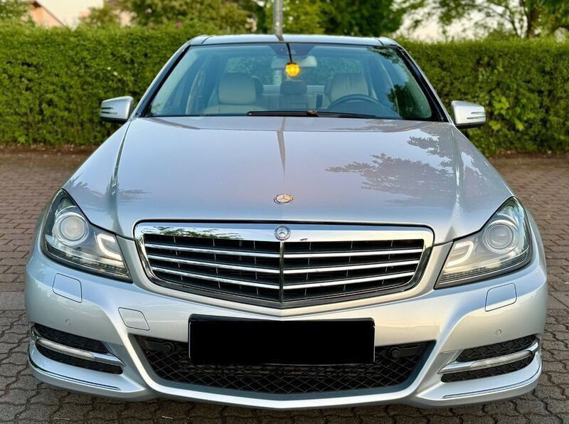 Silber Gebraucht 2012 Mercedes C200 Elegance Limousine | 13.750 € (Etwas zu teuer) - Bild 1/4