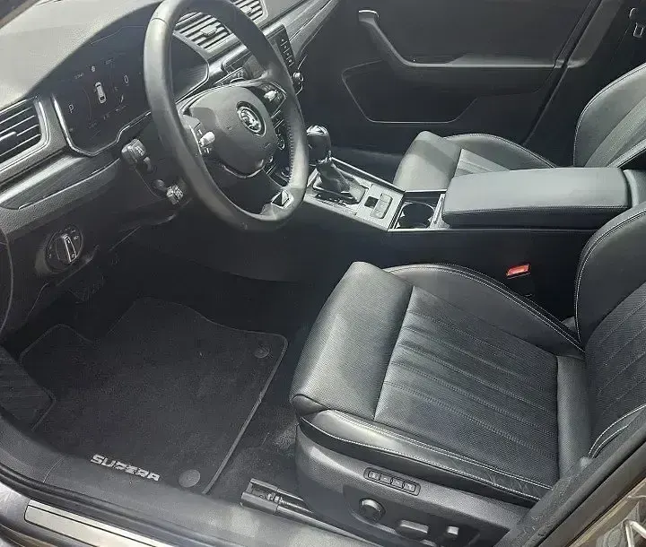 Gebraucht Skoda Superb Premium Edition 150 PS (110 kW) 2023 Grau Kombi