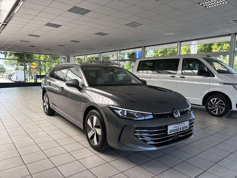 Gebraucht VW Passat Elegance 150 PS (110 kW) 2024 Grau metallic Kombi