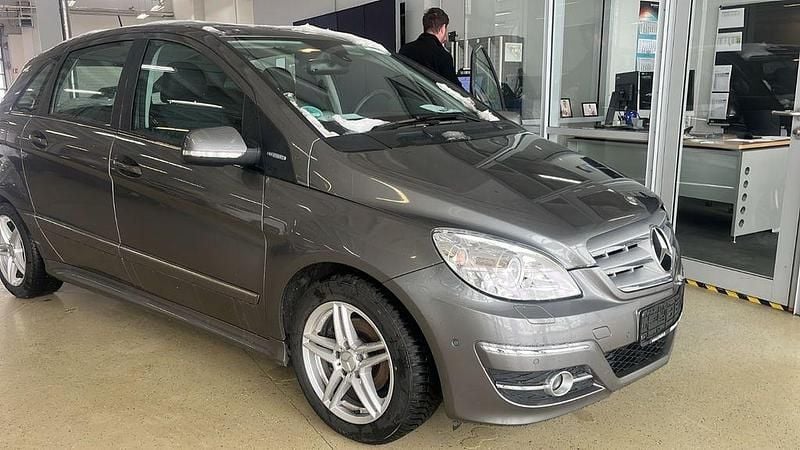 Grau Gebraucht 2010 Mercedes B160 AMG Van / Kleinbus | 4.890 € (Fairer Preis) - Bild 1/4