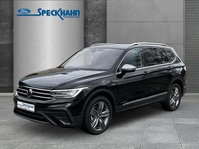 Deep black perleffekt (schwarz) Gebraucht 2024 VW Tiguan Allspace Life SUV | 48.600 € (Teuer) - Bild 1/4