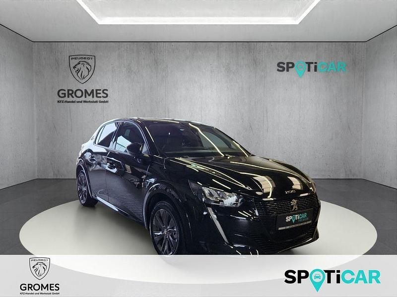 Schwarz perla nera (metallic) Gebraucht 2023 Peugeot e-208 Allure Kleinwagen | 21.490 € (Fairer Preis) - Bild 1/4