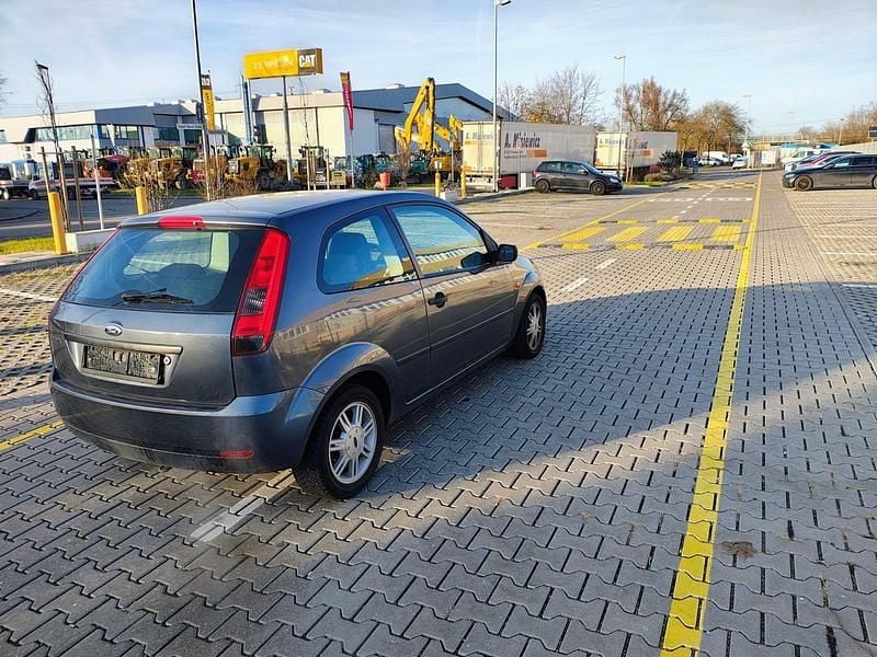 Gebraucht Ford Fiesta Ambiente 69 PS (50 kW) 2005 Blau Kleinwagen