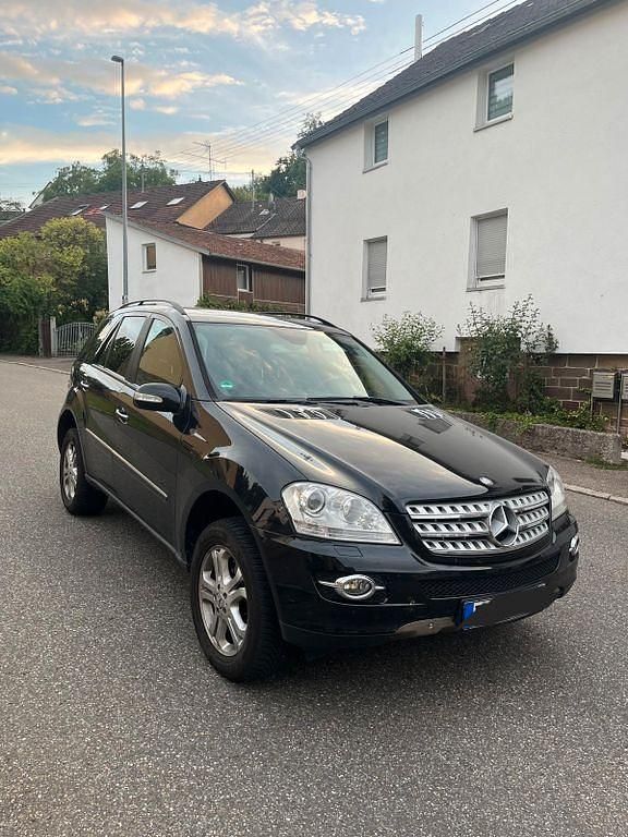 Schwarz Gebraucht 2005 Mercedes ML350 SUV | 9.990 € (Fairer Preis) - Bild 1/4