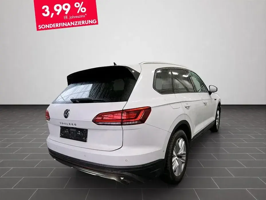 Gebraucht VW Touareg Basis 231 PS (169 kW) 2023 Oryxweiß perlmutteffekt (metallic) SUV