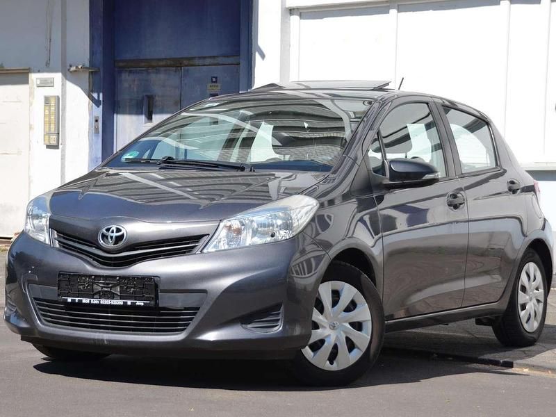 Grey metallic Gebraucht 2013 Toyota Yaris Cool Kleinwagen | 7.750 € (Fairer Preis) - Bild 1/4