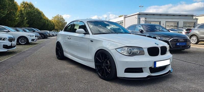 Weiß Gebraucht 2008 BMW 135 Coupé M Sport Coupé | 22.500 € (Etwas zu teuer) - Bild 1/4