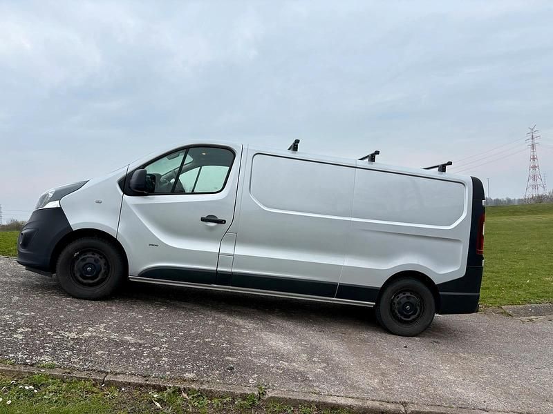 Gebraucht Opel Vivaro 145 PS (106 kW) 2016 Silber Van / Kleinbus