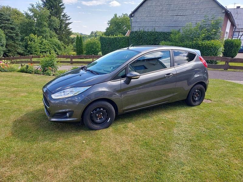 Grau Gebraucht 2016 Ford Fiesta Trend Kleinwagen | 6.400 € (Fairer Preis) - Bild 1/4