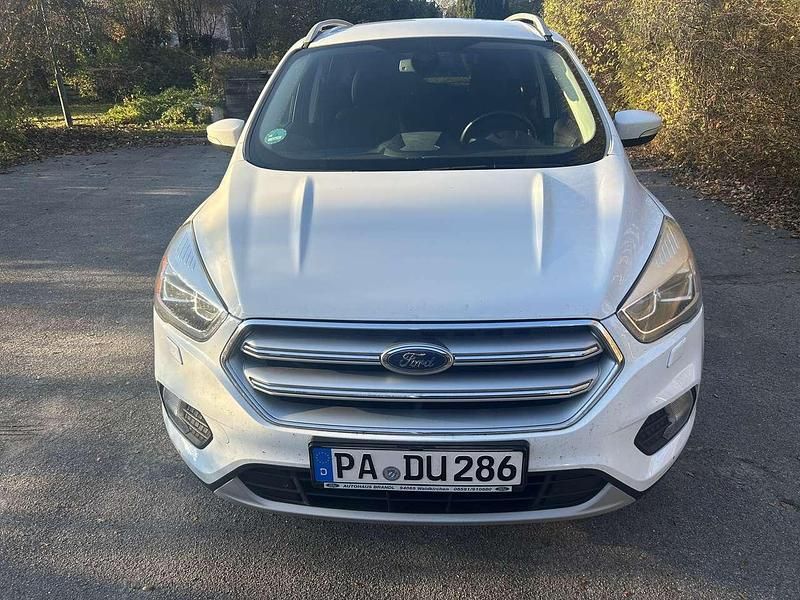 Weiß Gebraucht 2017 Ford Kuga Titanium SUV | 15.100 € (Etwas zu teuer) - Bild 1/4