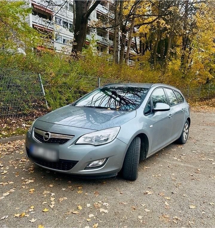Grau Gebraucht 2011 Opel Astra Kombi | 4.500 € (Etwas zu teuer) - Bild 1/4
