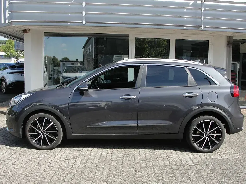Używany Kia Niro Vision 105 KM (77 kW) 2017 Szary SUV
