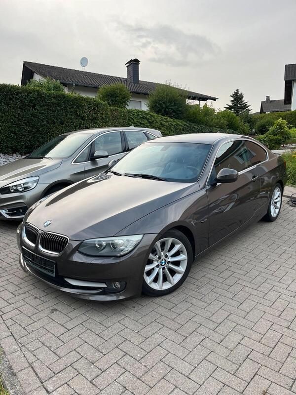 Braun Gebraucht 2011 BMW 330 Performance Coupé | 13.900 € (Fairer Preis) - Bild 1/4