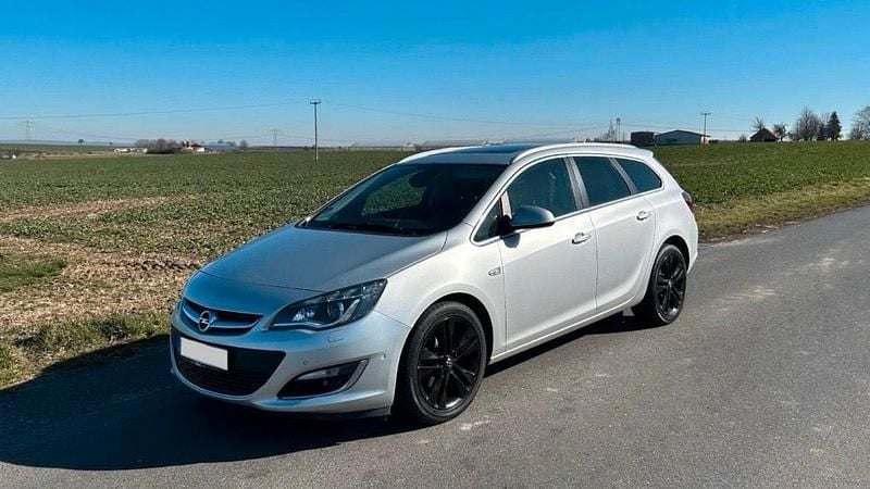 Silber Gebraucht 2014 Opel Astra Exklusiv Kombi | 11.490 € (Teuer) - Bild 1/4