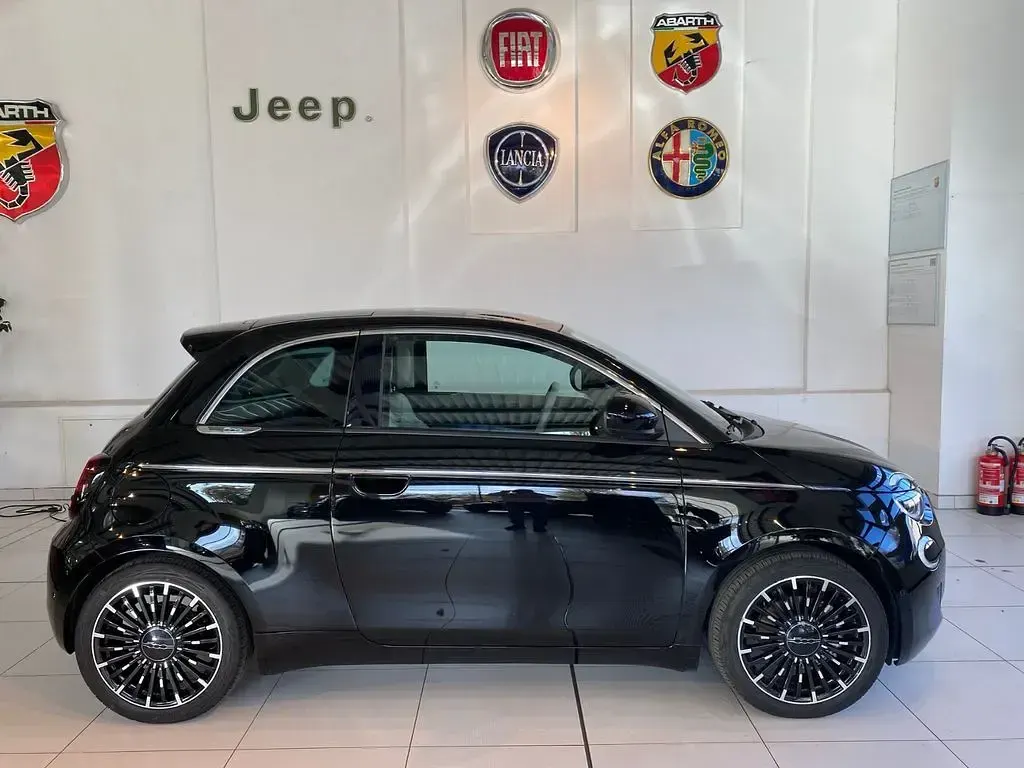 Gebraucht Fiat 500e La Prima 86 kW (118 PS) 2023 Onyx schwarz Kleinwagen