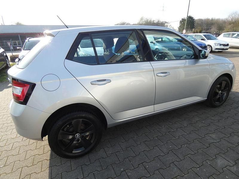 Gebraucht Skoda Fabia Cool Edition 60 PS (44 kW) 2016 Silber Limousine