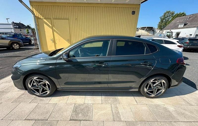 Neu Hyundai i30 N Line 140 PS (102 kW) 2025 Grün Limousine