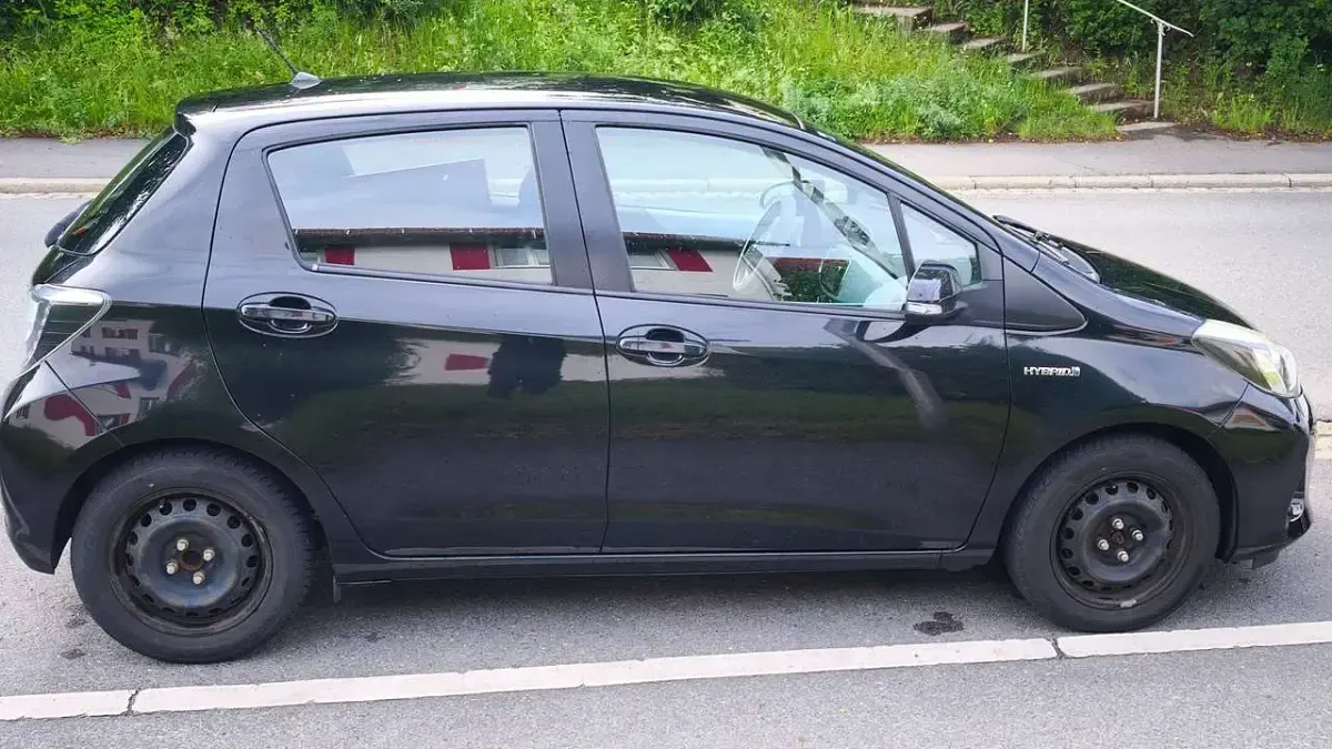 Gebraucht Toyota Yaris Hybrid 75 PS (55 kW) 2012 Schwarz Limousine