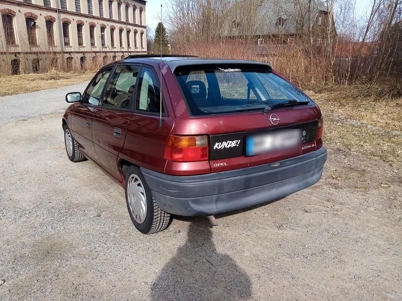 Gebraucht Opel Astra 75 PS (55 kW) 1995 Rot Limousine