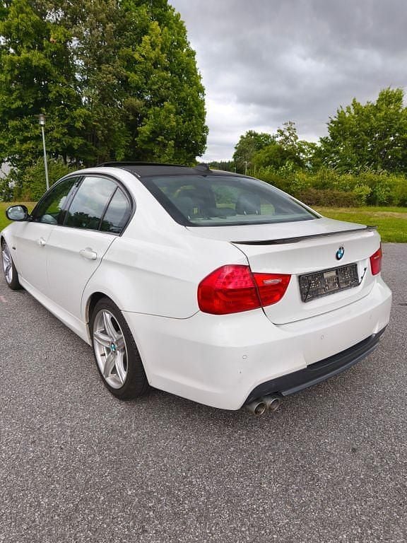 Weiß Gebraucht 2010 BMW 330 M Sport Limousine | 7.400 € (Guter Preis) - Bild 1/4