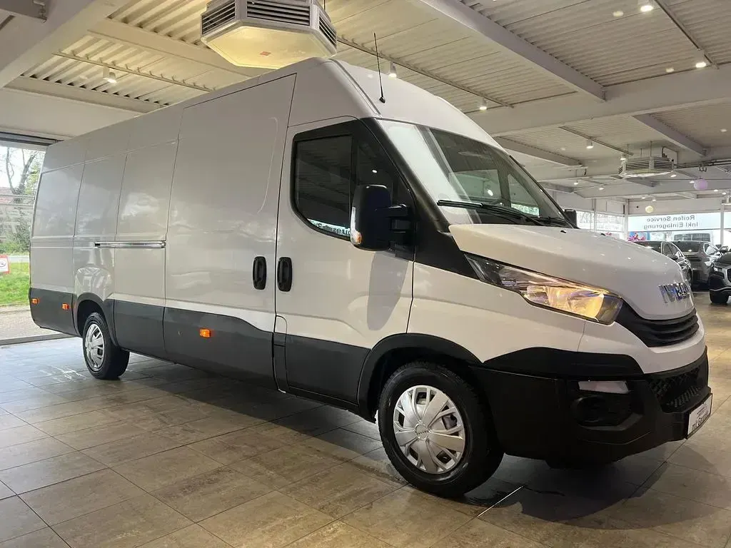 Second-hand Iveco Daily 156 CP (114 kW) 2016 Alb Monovolum