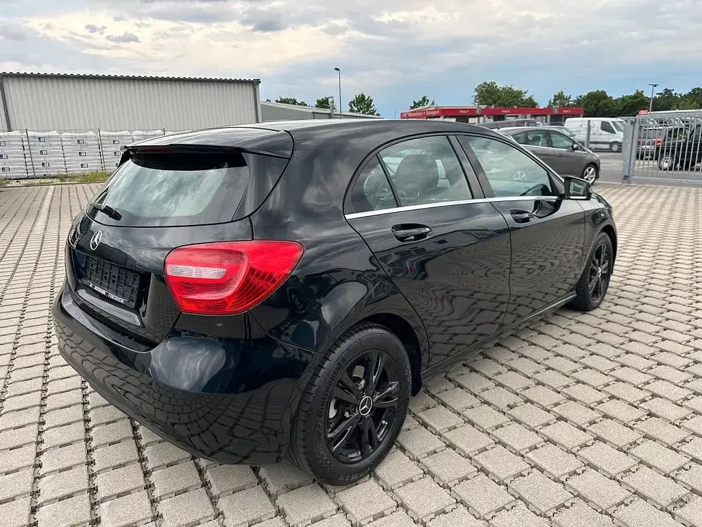 Gebraucht Mercedes A180 122 PS (89 kW) 2015 Schwarz Limousine