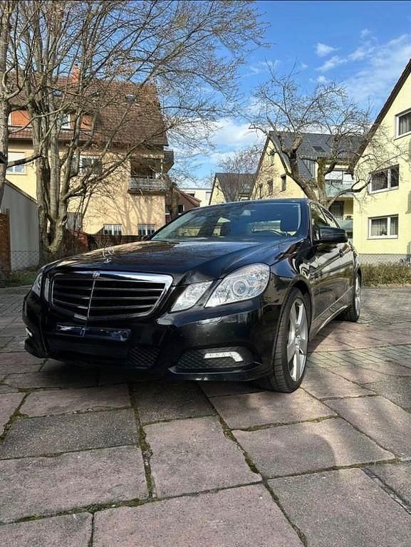 Gebraucht Mercedes E220 Avantgarde 170 PS (125 kW) 2010 Schwarz Limousine