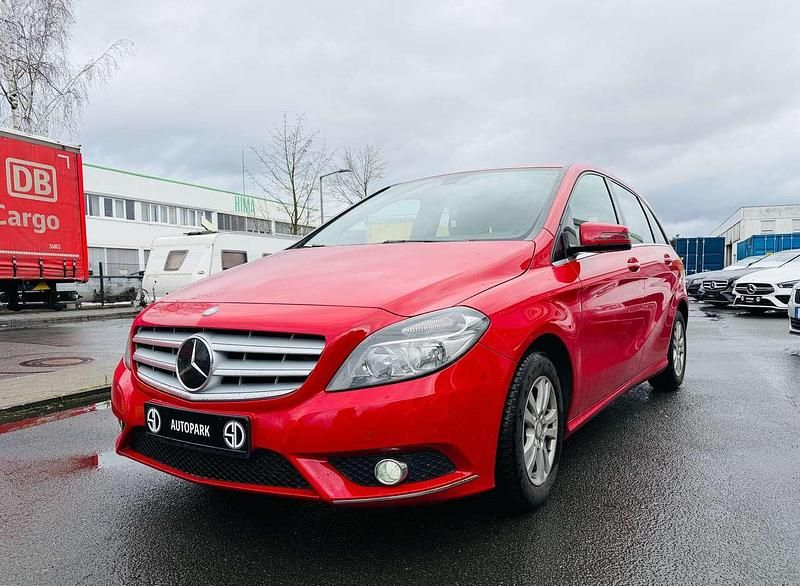 Gebraucht Mercedes B180 109 PS (80 kW) 2012 Rot Van / Kleinbus
