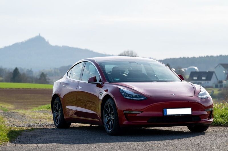 Rot Gebraucht 2019 Tesla Model 3 Limousine | 23.000 € (Guter Preis) - Bild 1/4
