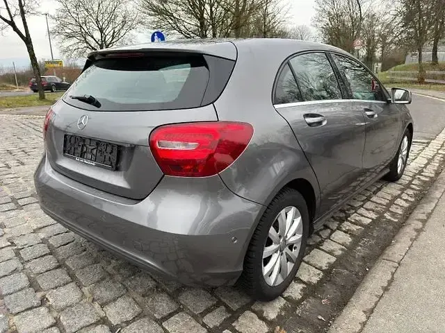 Gebraucht Mercedes A180 Style 145 PS (106 kW) 2016 Grau Limousine