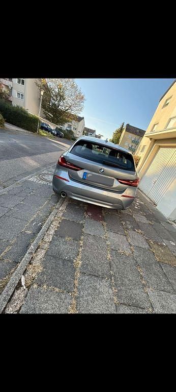 Grau Gebraucht 2024 BMW 118 Sport Line Kleinwagen | 19.500 € (Superpreis) - Bild 1/4