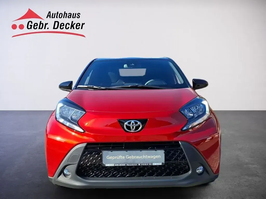 Gebraucht Toyota Aygo X Pulse 72 PS (52 kW) 2023 Chili red perleffekt/ night sky black SUV