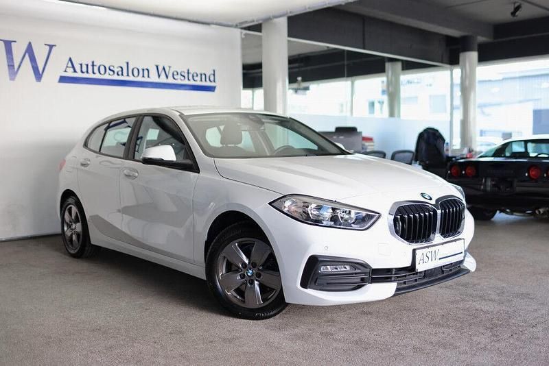 Weiß Gebraucht 2021 BMW 118 Advantage Kleinwagen | 22.980 € (Fairer Preis) - Bild 1/4